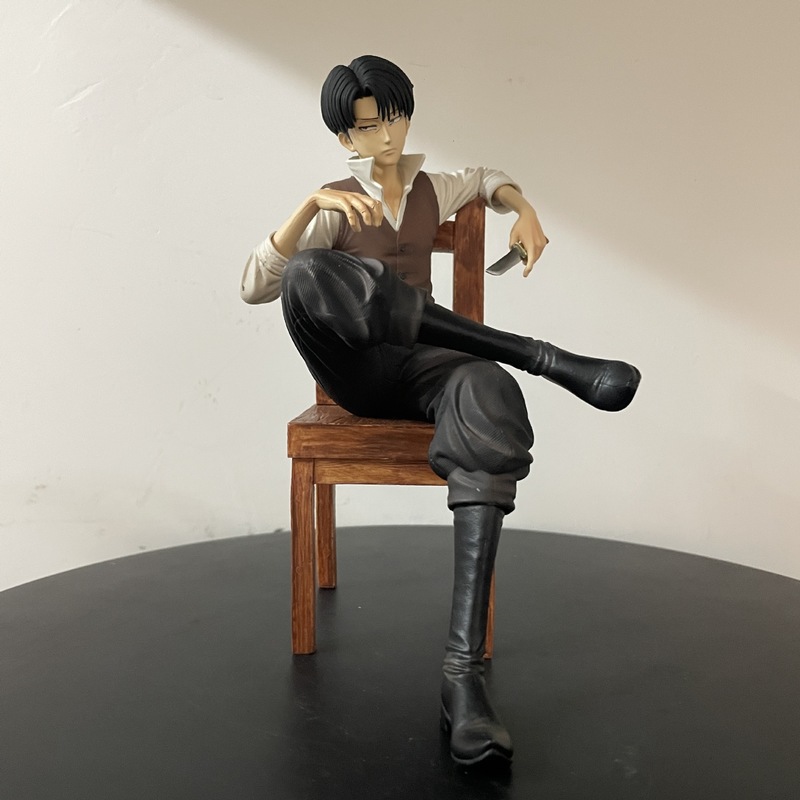 進撃の巨人 リヴァイ・アッカーマン 座り姿のフィギュア 椅子 - Anime Merchandise Box のレビューと価格